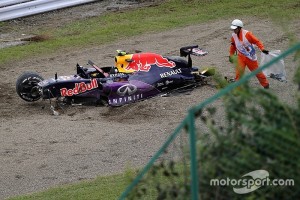 f1-japanese-gp-2015-the-red-bull-racing-rb11-of-daniil-kvyat-is-removed-by-marshalls-after